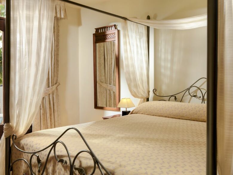 Regency Country Club Apartments & Suites