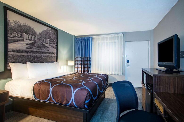 Hotel Super 8 By Wyndham Mobile I-65