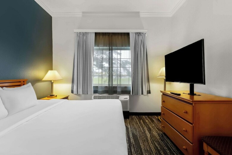 Hotel Clarion Suites Downtown Anchorage