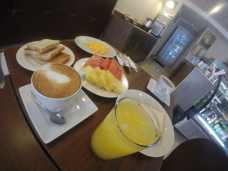 Azu�n Suites Hotel