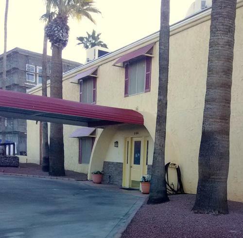 Hotel Hidden Palms Resort & Condominiums