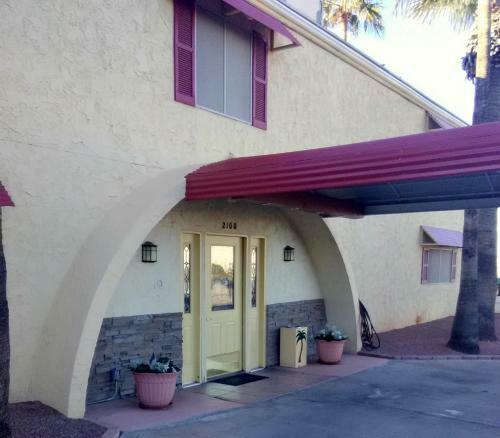 Hotel Hidden Palms Resort & Condominiums