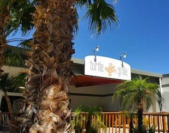 Hotel The Nautical Beachfront Resort