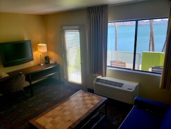 Hotel The Nautical Beachfront Resort