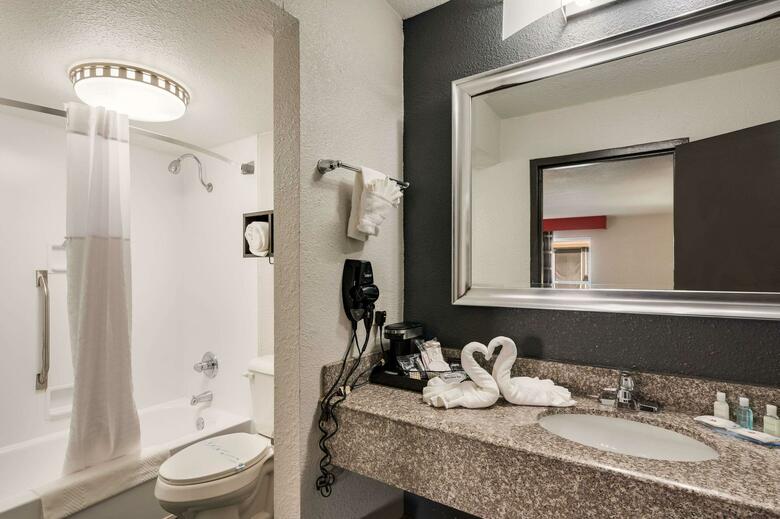 Hotel Clarion Inn & Suites