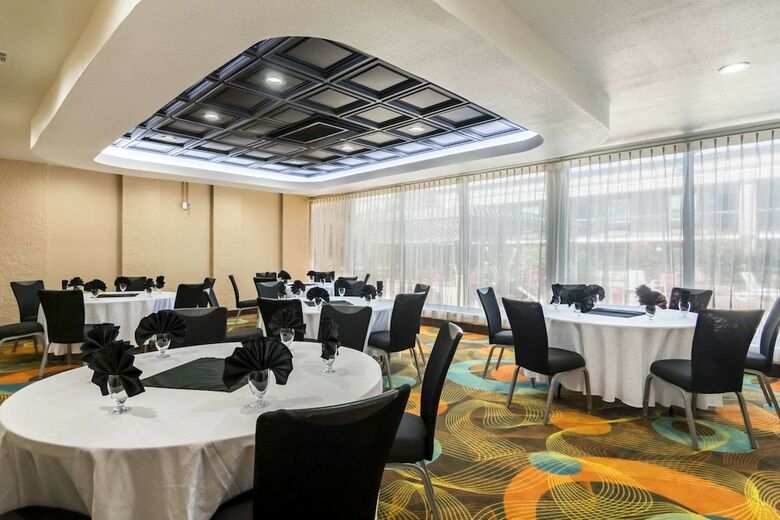 Hotel Clarion Inn & Suites