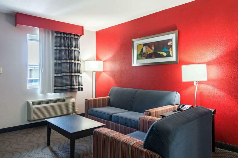 Hotel Clarion Inn & Suites