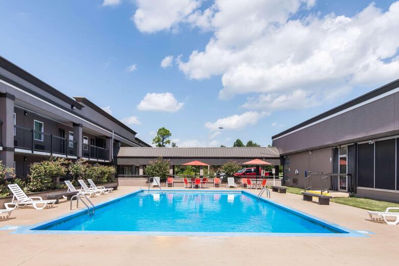 Hotel Clarion Inn & Suites