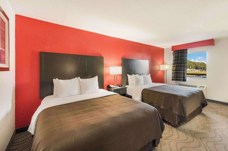 Hotel Clarion Inn & Suites