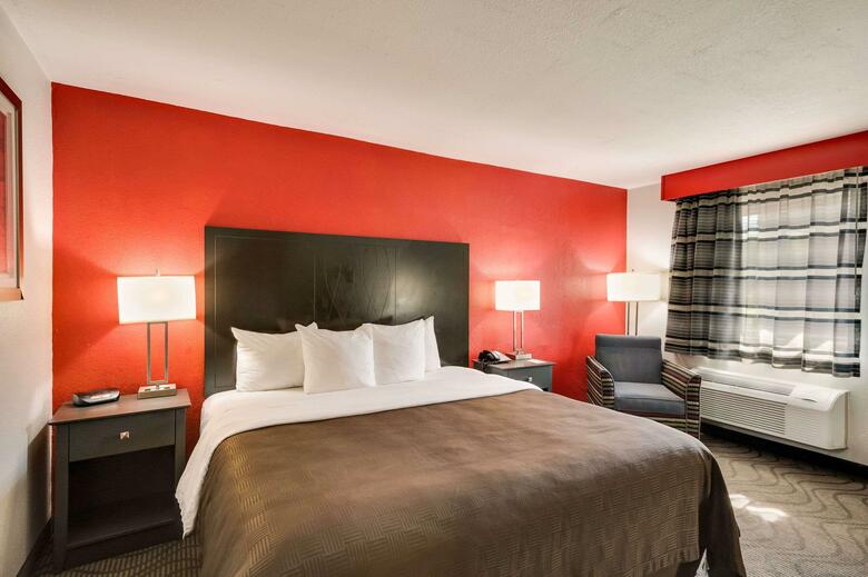 Hotel Clarion Inn & Suites