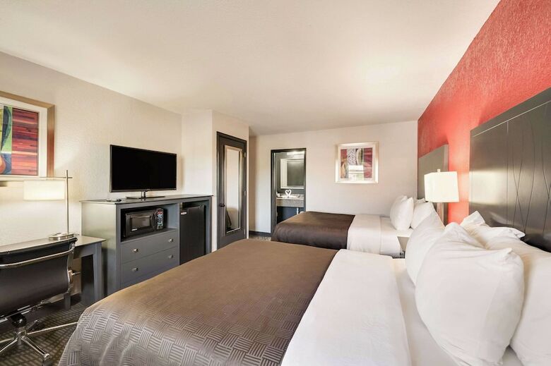 Hotel Clarion Inn & Suites