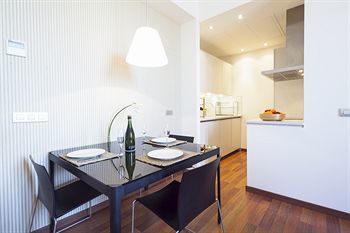 Inside Barcelona Apartments Mercat