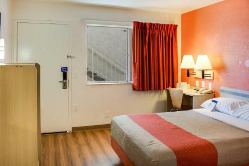 Motel 6 Bakersfield South