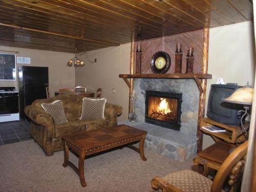 Goldmine Lodge & Black Bear Cottages