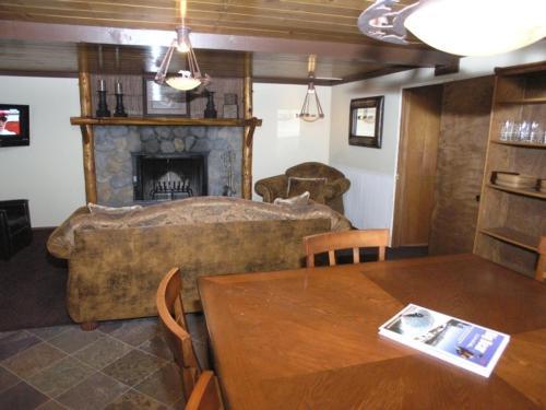 Goldmine Lodge & Black Bear Cottages