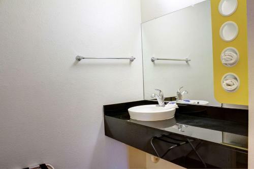 Motel 6-bishop, Ca