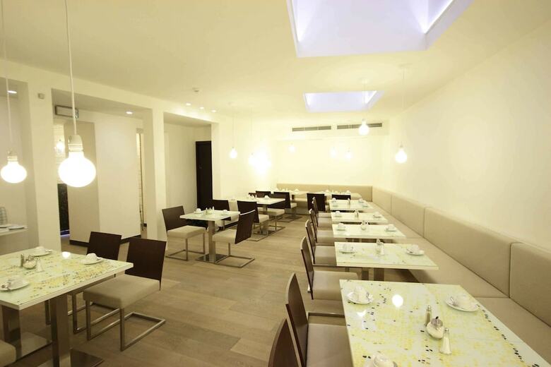 Hotel Pure White
