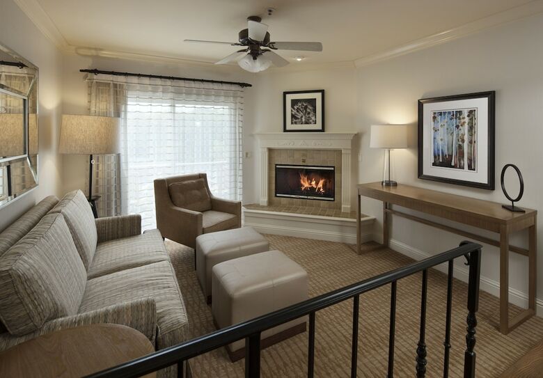 Hotel Pelican Inn & Suites