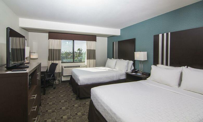 Holiday Inn Express Hotel & Suites Carlsbad Beach
