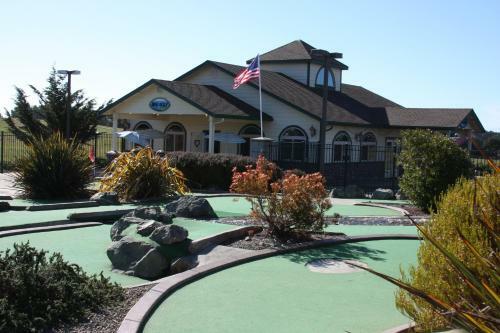Hotel Emerald Dolphin Inn & Mini Golf
