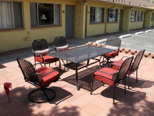 Budget Host Inn Saga Motel