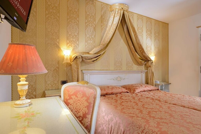 Hotel Ambassador Tre Rose