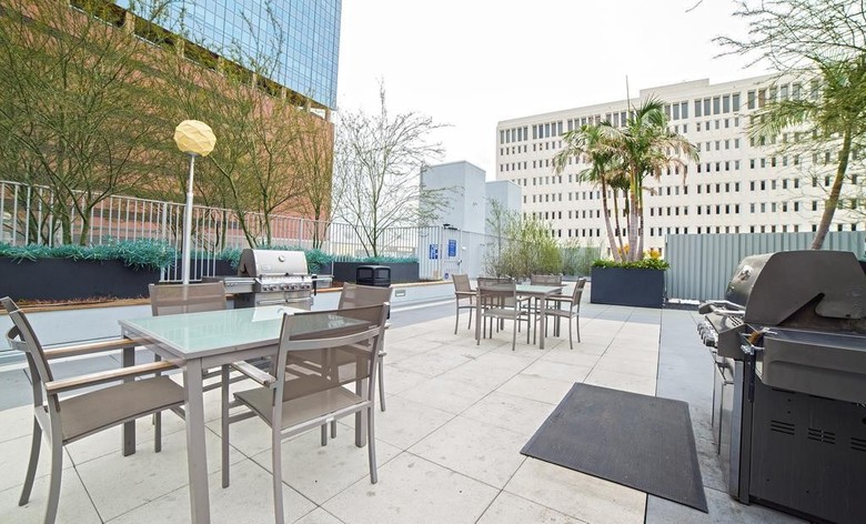 Wilshire Studio Apartment