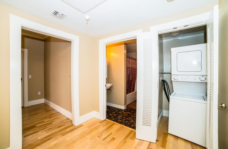 Hollywood Heights Apartment