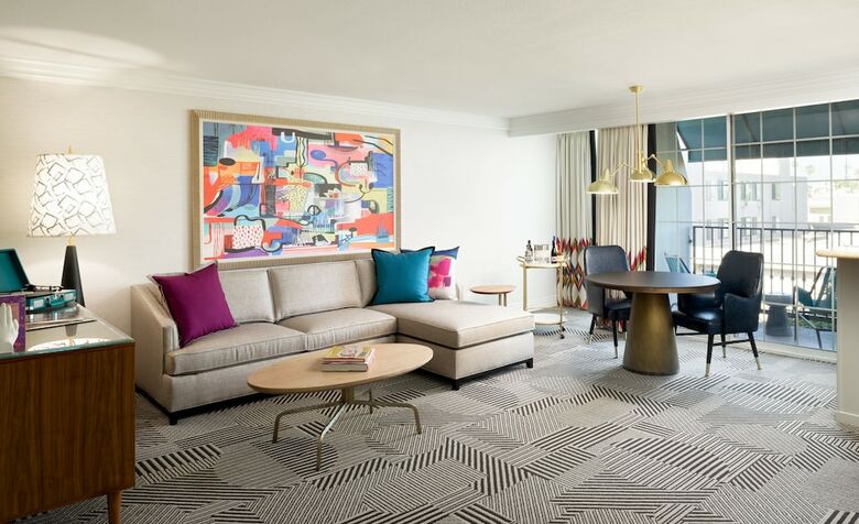 Le Parc Suites Hotel