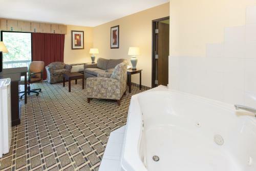 Hotel Days Inn And Suites Madison Heights