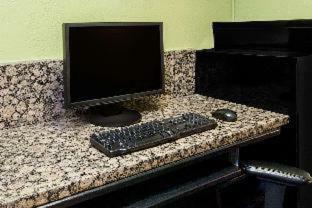 Hotel Days Inn And Suites Madison Heights