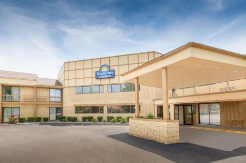 Hotel Days Inn And Suites Madison Heights