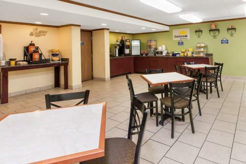 Hotel Days Inn And Suites Madison Heights