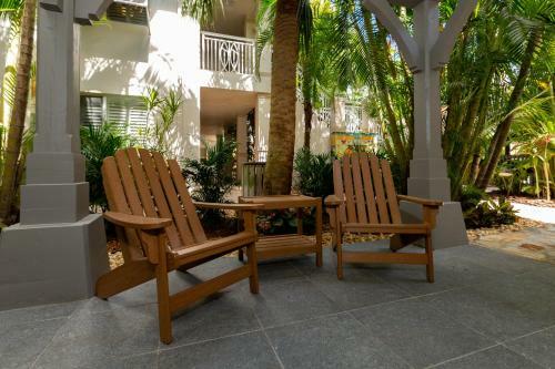 Crane's Beachhouse Hotel & Tiki Bar