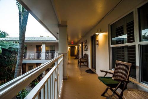 Crane's Beachhouse Hotel & Tiki Bar