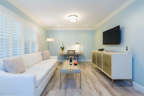 Crane's Beachhouse Hotel & Tiki Bar