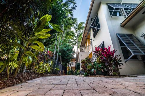 Crane's Beachhouse Hotel & Tiki Bar