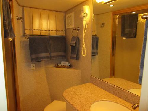 Ocean Romance Dockside Bed & Breakfast Yacht