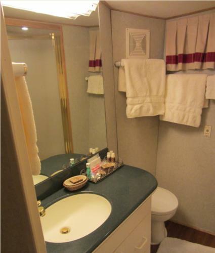 Ocean Romance Dockside Bed & Breakfast Yacht