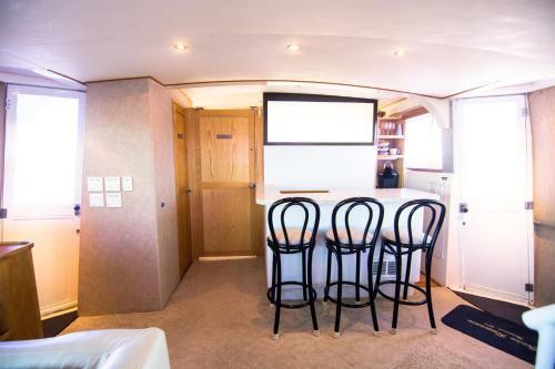 Ocean Romance Dockside Bed & Breakfast Yacht