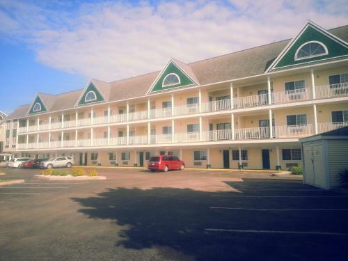 Mackinaw City Clarion Hotel Beachfront