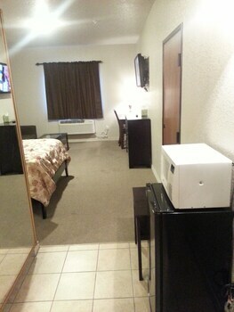 Hotel Roomy Inn & Suites