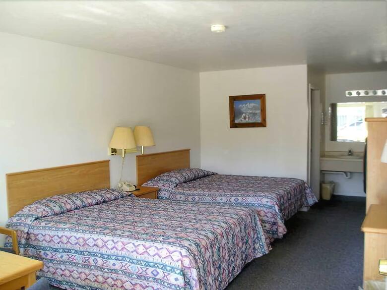Motel Dude & Roundup