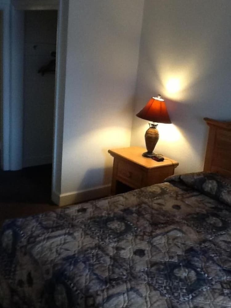 Motel Dude & Roundup