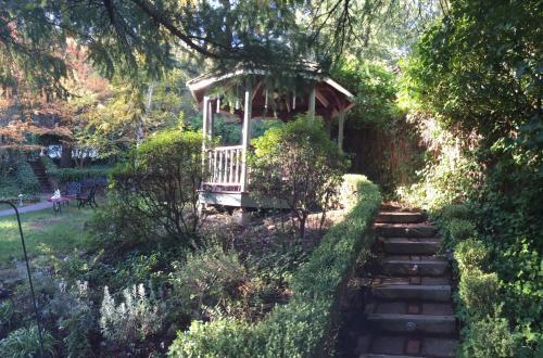 Bed & Breakfast Foothill House