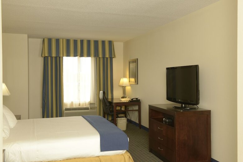 Holiday Inn Express Hotel & Suites - Wilson - Downtown