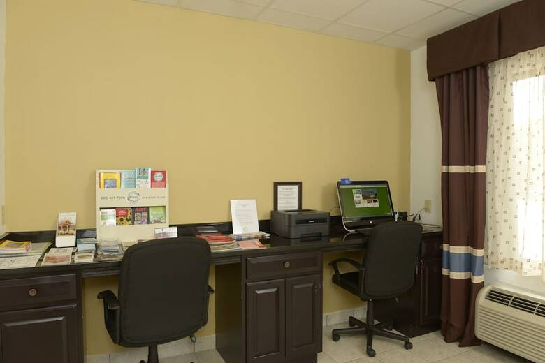 Holiday Inn Express Hotel & Suites - Wilson - Downtown