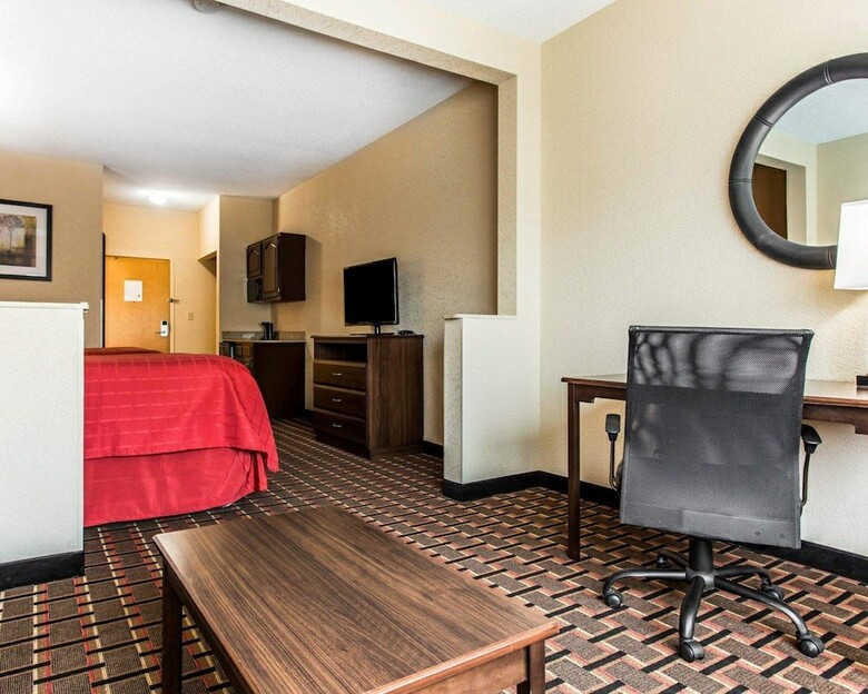 Hotel Quality Suites Convention Center - Hickory