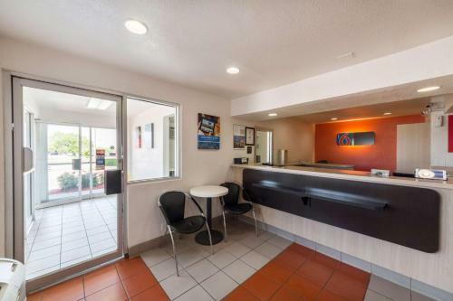 Motel 6 Del Rio