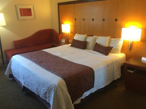Days Inn Hotel & Suites
